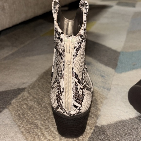 Snake print Western style booties Women's Sz 7 Style & Co White black grey - Picture 6 of 9